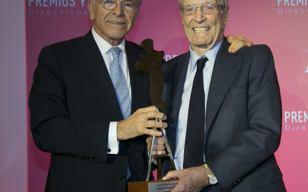 Antonio Garrigues Walker recibe el Premio Honorífico de la AED de manos de Isidro Fainé